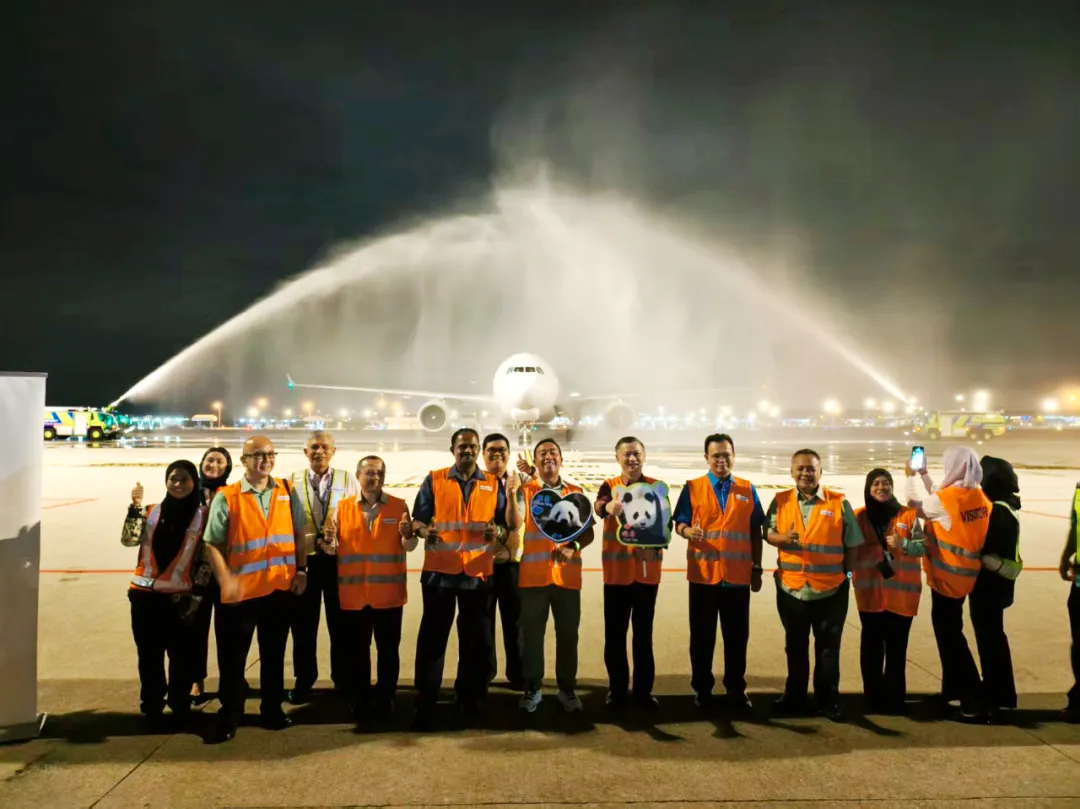 大熊猫“辰星”“晓月”抵达马来西亚